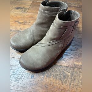Clarks Taupe brown Ankle Booties 8.5 wide zip side elastic insert buckle velcro